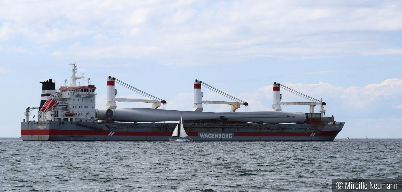 Delivery of wind turbines by Mireille Neumann